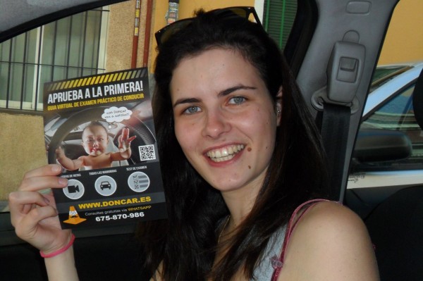 Marie sonriente con el panfleto de DonCar