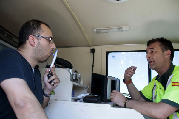NAC157. MADRID, 09/07/2012.- Un conductor, sometido a una prueba de la nueva campaña especial de control del consumo de alcohol y drogas al volante puesta en marcha por la Dirección General de Tráfico, y que se desarrollará hasta el 15 de julio, hoy en el kilómetro 13 de la A-3. EFE/Beatriz Velardiez
